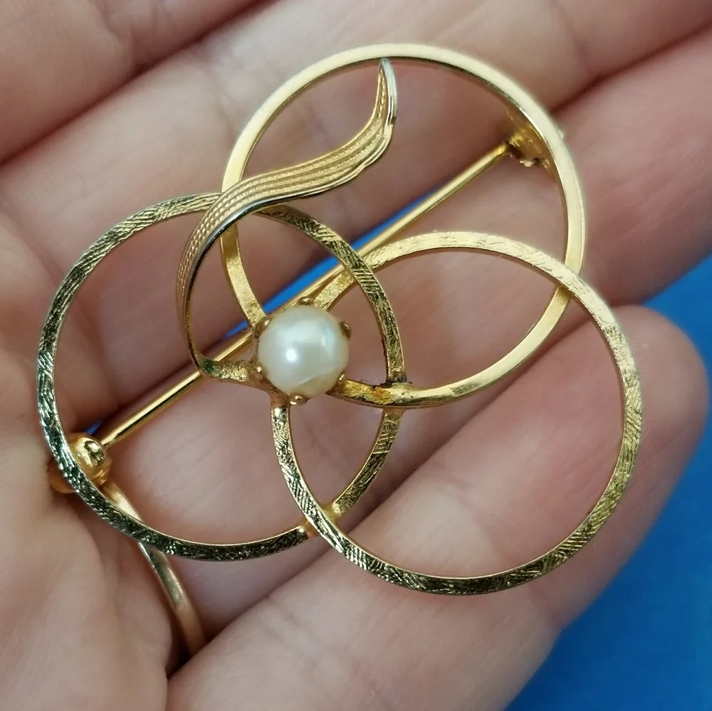Vintage brooch real pearl circle brooch gold tone pearlcore fall autumn pin